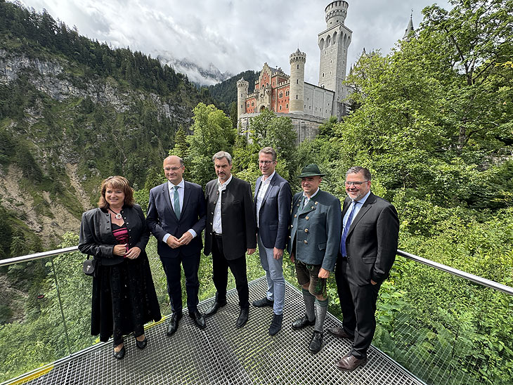 Pressetermin zur Fertigstellung der Sanierungsmassnahmen im Schloss Neuschwanstein u.a. mit der Landrätin Maria Rita Zinnecker, dem bayerischen Staatsminister für Wissenschaft und Kunst Albert Füracker (M., li.), Bayerns Ministerpräsident Markus Söder ( M.), Markus Blume (M, r.), bayerischer Staatsminister der Finanzen und für Heimat sowie Schwangaus Bürgermeister Stefan Rinke (in Tracht) am 07. Juli 2025 in Hohenschwangau (©Foto: Martin Schmitz) 